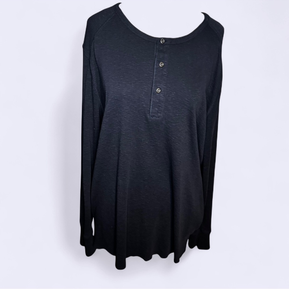 Neiman Marcus Navy Long Sleeve Shirt Henley style with a curved hemline sz large